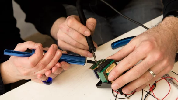 Im Repair-Caf&eacute; - &copy; Foto: J&ouml;rg Carstensen/dpa