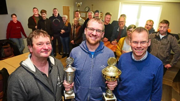 Schießleiter Mario Schreck (links) wird bester Schütze, Frank Biermann (Mitte) nimmt für seine dritte Kompanie den Karl-Achim-Berendsmeier-Pokal und den Dr.-Rudolf-Meyer Pokal entgegen. Oberst Matthias Drewes freut sich über die tollen Ergebnisse. - © Nicole Ellerbrake