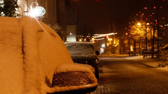 In Oerlinghausen hat LZ-Mitarbeiter Tim Freitag Sonntagnacht den ersten Schnee in Lippe fotografiert. - &copy; Tim Freitag