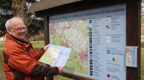 Orientierungshilfe: Alfred Nagel pr&auml;sentiert den kostenlosen Wanderplan, der an den vier Wandertafeln in Holzhausen-Externsteine mitgenommen werden kann. - &copy; Dieter Asbrock