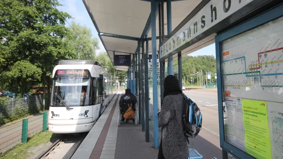 Gut frequentiert: Die Stadtbahnlinie 4 verbindet Bielefelds City mit der Universit&auml;t. - &copy; Sylvia Tetmeyer