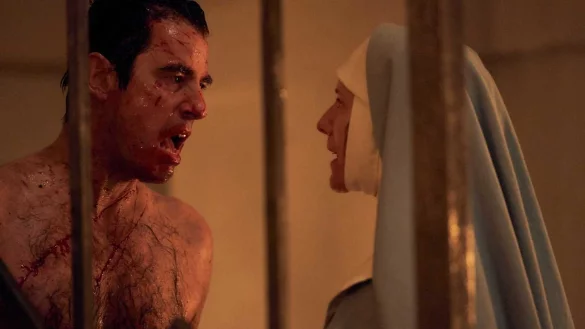 Dracula (Claes Bang) genie&szlig;t ein Glas Blut in seinem Schloss. Der hunderte Jahre alte Vampir erfindet sich immer wieder neu. - &copy; Netflix