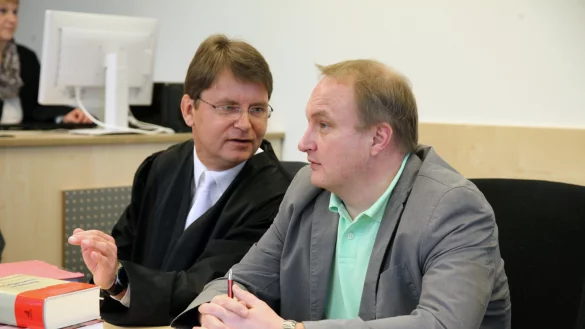 Volker Dierk vor Beginn der Verhandlung im Januar 2015 im Gespräch mit seinem Anwalt Jann Poppkes. - © Bernhard Preuss