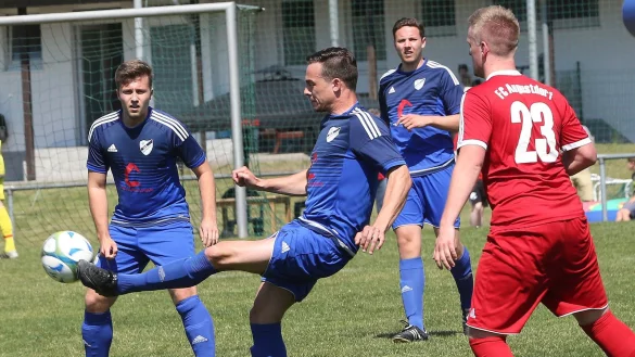 &Uuml;berlegt: Asemissens Diego Giesbrecht Ketler passt das Leder zu einem Mitspieler. Der Augustdorfer Marco Mescheder (Nummer 23) schaut zu. - &copy; Paul Cohen