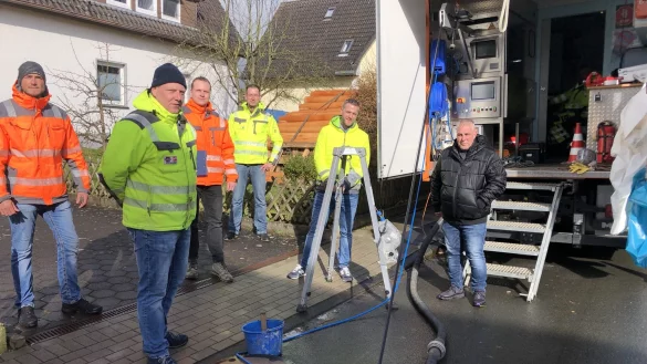 Auf der Baustelle, die in der Friedrich-Ebert-Stra&szlig;e Halt macht, sehen (von links) Julian Wittwer, Sascha Kairies, Johannes L&uuml;then, Walter Albrecht, Malte Nowak und Armindo Vital nach dem Rechten. - &copy; Till Brand
