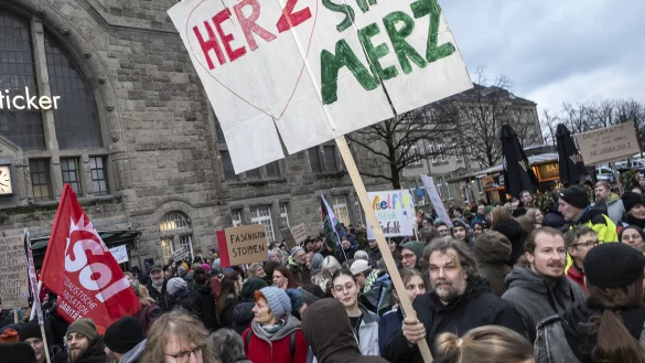Symbolbild: Schon vor einigen Tagen gab es mehrfach Demonstrationen, die sich auch gegen die CDU richteten, wie hier in Bielefeld. - © Jörg Dieckmann