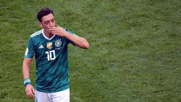 Mesut Özil aus Deutschland geht in die Halbzeitpause beim Spiel Südkorea gegen Deutschland in der Kasan-Arena in Russland. - © Ina Fassbender/dpa