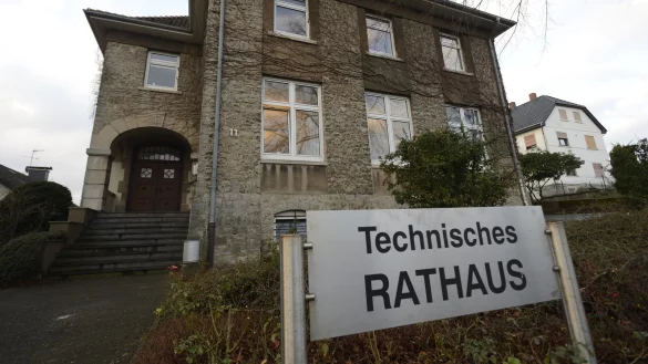 F&uuml;r das fr&uuml;here Technische Rathaus in Hohenhausen soll es einen neuen Besitzer geben. Die Gemeinde m&ouml;chte ihre zurzeit kaum genutzte Immobile versteigern lassen. Das Schild auf dem Foto ist inzwischen abmontiert. - &copy; Karl-Heinz Krull