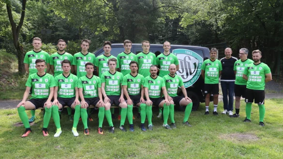 Ein Mannschaftsbild: Der TSV Oerlinghausen hat zahlreiche Neuzug&auml;nge, darunter eine Vielzahl aus der eigenen Jugend, begr&uuml;&szlig;t. Das freut die Verantwortlichen um Co-Trainer Milko Micanovic, Trainer Thorsten Neubauer, Obmann Gregor Kramer und Torwart-Trainer Wolfgang R&auml;ker. - &copy; Oliver K&ouml;nig