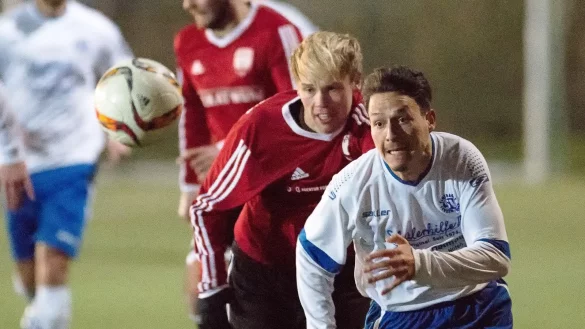 Hier noch Gegenspieler: Am 27. Februar 2016 gewann der SVE Jerxen-Orbke in der Bezirksliga gegen Post-TSV Detmold mit 1:0. Bei dem letzten Aufeinandertreffen der beiden Klubs waren Julien Will (rechts) und Christoph R&uuml;schenp&ouml;hler Kontrahenten. Will st&uuml;rmt seit dieser Saison f&uuml;r die Postler. - &copy; Egon Penner