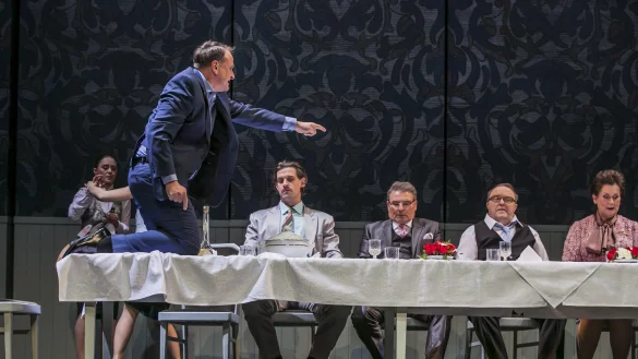 &Uuml;ber die Tische: Weil Markus Hottgenroth (links) erkrankt ist, musste ein Ersatz f&uuml;r drei Auff&uuml;hrungen von &bdquo;Das Fest" her. HArtmut Jonas (Kasten unten) hat sich das St&uuml;ck innerhalb weniger Tage draufgeschafft. - &copy; Landestheater/ JochenQuast