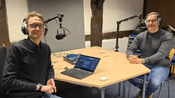 Mario Hildebrandt von der VHS (links) und Arnd Begemann von der
Polizei geben in dem neuen VHS-Podcast Tipps zum sicheren Surfen im Internet. - © Volkshochschule Detmold-Lemgo