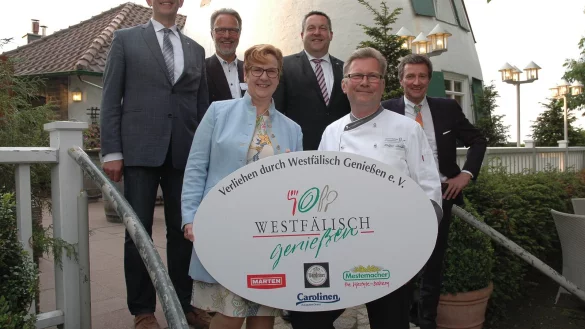 Feierlicher Moment: (hinten, von links) B&uuml;rgermeister Stephan Rother, Eigent&uuml;mer Ralf-Wilhelm Kanne, Landrat Dr. Axel Lehmann und Max Stroetmann, Vizepr&auml;sident des Vereins Westf&auml;lisch genie&szlig;en, mit dem P&auml;chterehepaar Birgit und Holger Lemke, die sich sichtlich freuen. - &copy; Manfred Brinkmeier