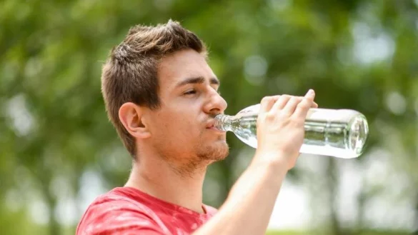 Stille Mineralwasser im Test - &copy; Foto: Tobias Hase/dpa-tmn