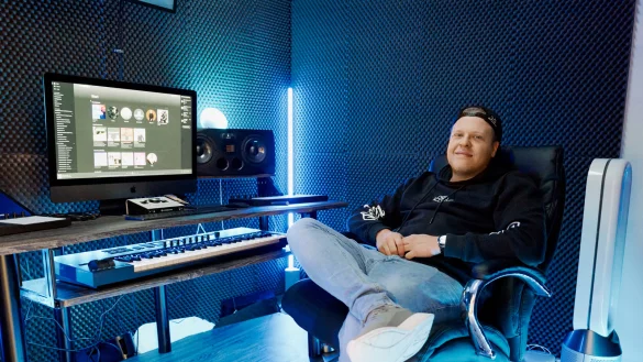 Dario Schürmann sitzt im Osnabrücker Studio von Labelchef und DJ-Star Robin Schulz. - © Lennart Gelke