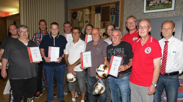 Urkunden und B&auml;lle: Der Kreisvorstand zeichnete zahlreiche Detmolder Vereine f&uuml;r Titel- und Pokalgewinne sowie f&uuml;rs Fairplay aus. - &copy; Oliver K&ouml;nig