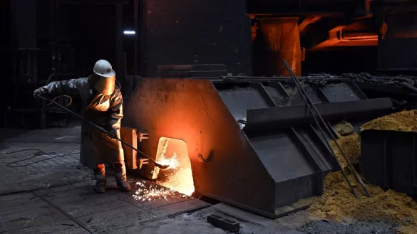 Ein Thyssenkrupp-Mitarbeiter nimmt an einem Hochofen eine Probe des flüssigen Roheisens. Der Stahlkonzern aus NRW steht vor einer ungewissen Zukunft. - © Federico Gambarini/dpa