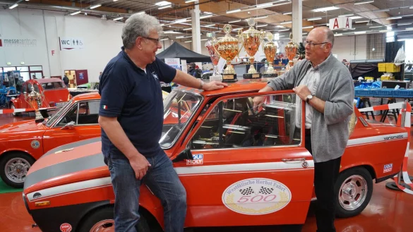 Blickfang: Uwe Schiminsky (links) und Dieter Gläsker präsentieren mit dem DAF mit Variomaticgetriebe einen ganz besonderen Flitzer in der Salzufler Messehalle. - © Jan Christian Pinsch