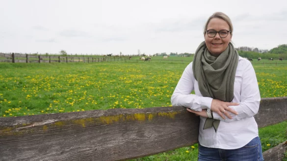Nicole K&auml;sting liebt die Natur direkt vor ihrer Haust&uuml;r. In Eschenbruch zu wohnen, bedeutet f&uuml;r die 43-J&auml;hrige Lebensqualit&auml;t. - &copy; Michaela Wei&szlig;e