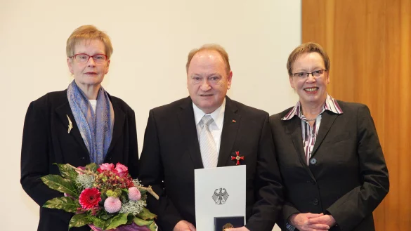 Rolf Schmidt aus Blombergerhält im Beisein von Ehefrau Sigried das Verdienstkreuz 1. Klasse. Regierungspräsidentin Marianne Thomann-Stahl (rechts) überreichte dieAuszeichnung. - © Privat