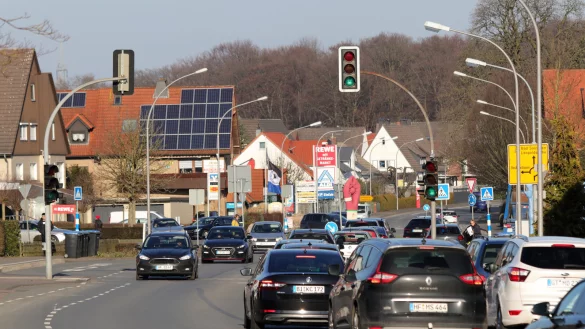 Ein typisches Bild in Asemissen: viel Durchgangsverkehr auf der Hauptstra&szlig;e. F&uuml;r den Ortskern soll es nun Unterst&uuml;tzung bei Projekten geben, die helfen, den Ortskern aufzuh&uuml;bschen und die Aufenthaltsqualit&auml;t zu verbessern. - &copy; Martin D&uuml;sterberg