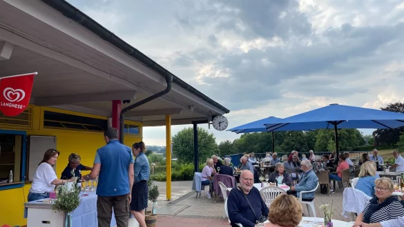 Zum Weinfest kommen G&auml;ste aus Extertal und Umgebung ins Freibad. - &copy; Lea Prawit