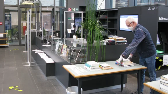 Magaziner Friedrich Lennier beim Bereitlegen der B&uuml;cher im Foyer f&uuml;r den n&auml;chsten Abholtag. - &copy; Landesbibliothek
