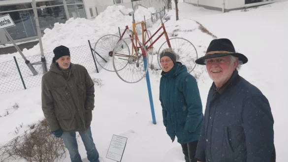 Spuren im Schnee zeigen das Interesse am neuen Kunstpfad-Kunstwerk "Fahrrad" an der Extertalstra&szlig;e. Dar&uuml;ber freuen sich (von links) Armin Wehrmann (Leiter der Radwandergruppe im Heimatverein), Ursel Haverich (Vereinsvorsitzende) und Wolfgang Redeker (Initiator Barntruper Kunstpfad). - &copy; Sylvia Frevert