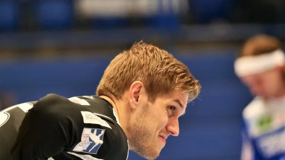 Er kann und er will mehr. Lemgos Torh&uuml;ter Peter Johannesson liegt auf der Lauer. Foto: J&ouml;rg Hagemann - &copy; J&ouml;rg Hagemann