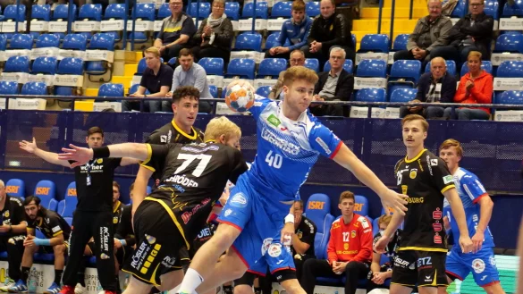 Erster Wurf, erstes Bundesligator. Michel Reitemann erlebte gegen den HSC 2000 Coburg einen Abend, den er so schnell nicht vergessen wird. Hier flutscht er an Coburgs Kapit&auml;n Andreas Schr&ouml;der vorbei.&nbsp; - &copy; J&ouml;rg Hagemann