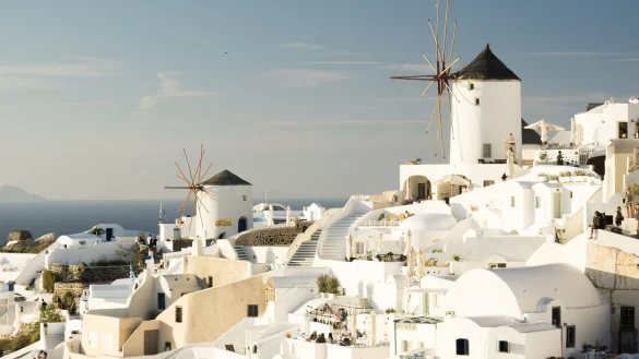 Santorin in Griechenland ist ein beliebtes Reiseziel - &copy; Foto: Philipp Laage/dpa-tmn