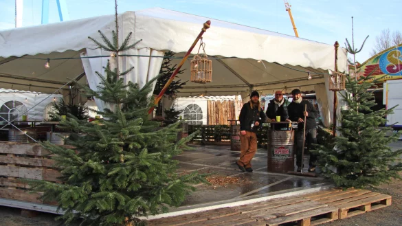Die Weihnachtsh&uuml;tte auf dem Regenstorplatz. Hier soll es unter anderem Prosecco-Gl&uuml;hwein mit Mandel-Zabaione geben. - &copy; Carolin Brokmann