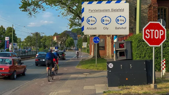 Blitzer "Guntram" steht vor der Martinschule an der Artur-Ladebeck-Stra&szlig;e in Bielefeld. - &copy; Andreas Zobe