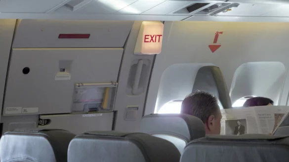 Notausgang im Flugzeug - &copy; Foto: Peer Grimm/dpa