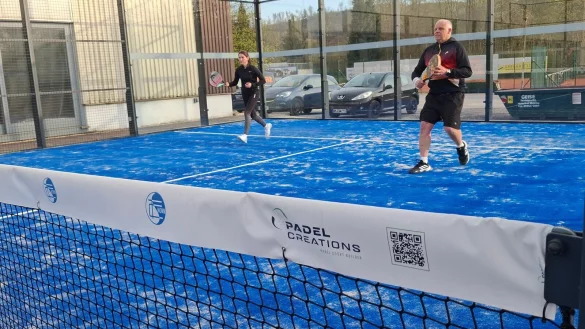 LZ-Volontärin Chiara Wibbeke und Padel-Experte Frank Kunstein beim Ballwechsel auf der neuen Padel-Anlage in Horn. - © Chiara Wibbeke