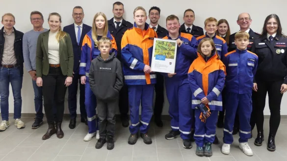 Maria Kemker (dritte von links) und B&uuml;rgermeister J&ouml;rg Bierwirth (vierter von links) haben die Jugendfeuerwehr Lothe mit dem diej&auml;hrigen Klimaschutzpreis ausgezeichnet. Jugendwartin Anneke Mundhenk (rechts) erl&auml;uterte die Aktivit&auml;ten der Jugendgruppe. - &copy; Stadt Schieder-Schwalenberg