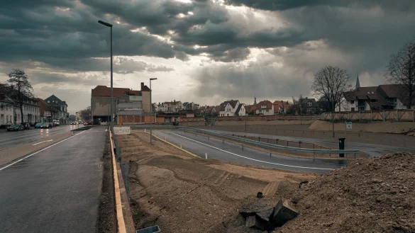 Das Parken auf dem provisorischen Parkplatz am Hornschen Tor wird g&uuml;nstiger. - &copy; Torben Gocke