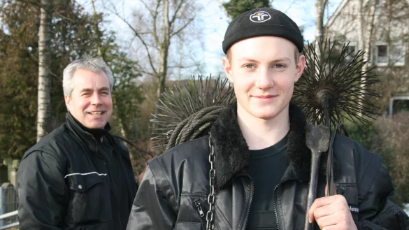 Lehrling Lukas Hansen (vorne) und sein Ausbilder, Bezirksschornsteinfeger Thomas Schäfer. - © Sandra Castrup