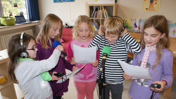 Immer ins Mikro: Vivien, Jacqueline, Leonie, Jannis und Mariella (von links) sind für das Hörspiel des Programms zuständig. - © Foto: Benjamin Marquard
