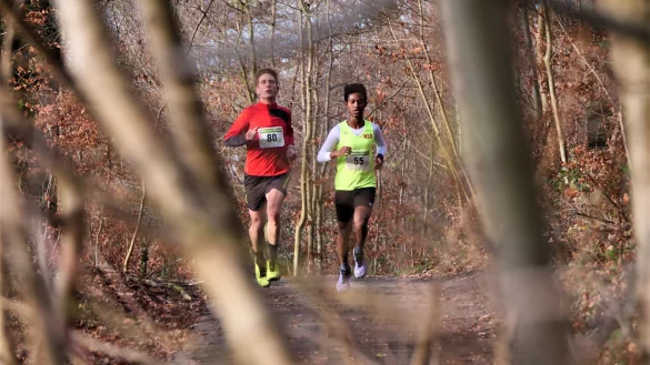 Seite an Seite durch den Wald: Sebastian Raatz (links) war über 5 Kilometer nur eine Sekunde schneller als Meron Sium. - © Jörg Hagemann