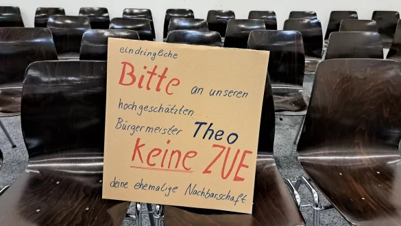 Der Widerstand gegen die geplante ZUE in Rheda-Wiedenbrück richtet sich auch persönlich an den Bürgermeister. - © Marion Pokorra