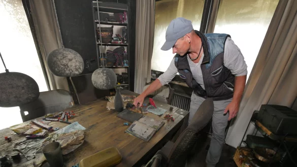 Fasziniert untersucht Lars Heidemann Schokolade auf dem Esstisch, die bis auf den Ru&szlig; auf der Packung, unversehrt erscheint. - &copy; Jost Wolf