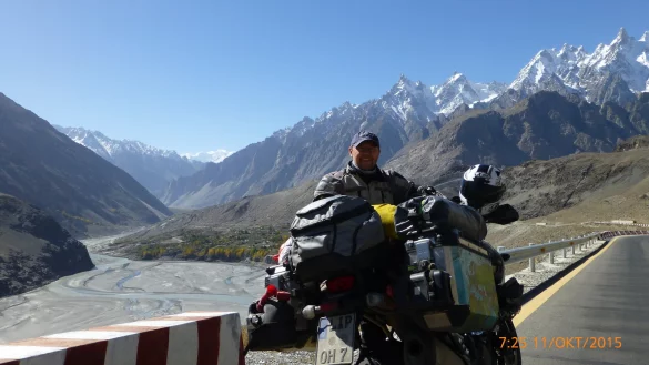 PhantastischeAussicht: Dr. Christoph Socha macht auf seinem Weg zum Himalaya Rast auf dem "Karakorum Highway", der h&ouml;chst gelegenen Fernstra&szlig;e der Welt. Auch den 8125 Meter hohen Nanga Parbat hat der Mediziner gesehen. 
- &copy; Privat