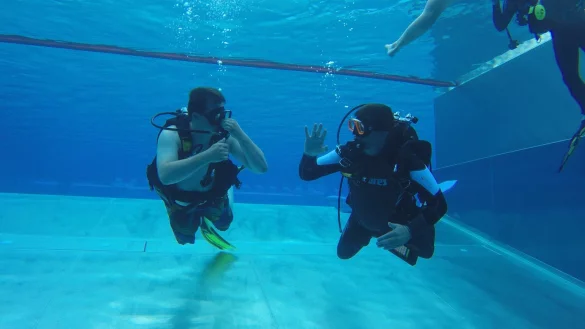 So funkioniert der Druckausgleich: Ludger van den Boom (rechts) wartet bis LZ Mitarbeiter Guntmar Wolff bereit ist. - © privat