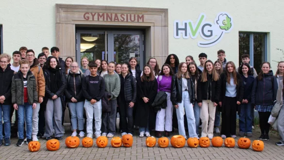 Die Austauschsch&uuml;ler und Sch&uuml;ler des HVG vor dem Blomberger Gymnasium mit ihren K&uuml;rbissen. - &copy; Kyrill von Matuschka