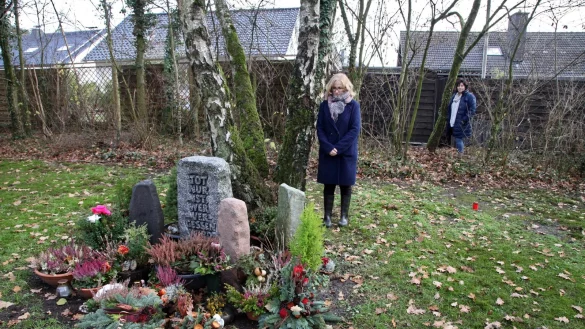 Nur die zentrale Stele weist auf die Gr&auml;ber hin. Die Urnen sind nicht erkennbar unter der Grasfl&auml;che bestattet. Das Zauntor im Hintergrund zwischen den Gemeindemitarbeiterinnen Esther Alberti (links) und Andrea Batzer soll k&uuml;nftig gesperrt werden, damit keine Fu&szlig;g&auml;nger oder Jogger &uuml;ber das Urnenfeld laufen. - &copy; Bernhard Preu&szlig;