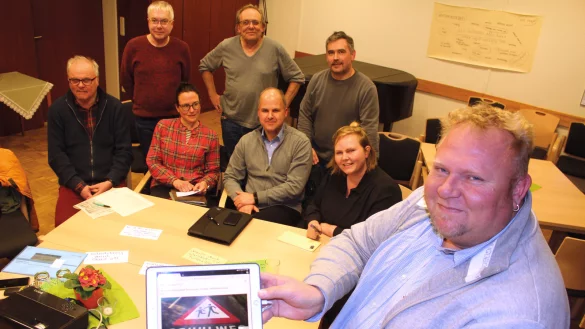 Richtungsweisend in die Zukunft: Engagieren sich f&uuml;r eine zukunftsf&auml;hige Gemeinde (von links): Johannes Kopel-Varchmin, Dieter Vollmer, Julia Kl&ouml;pping, Martin Nowosad, Marcus P&uuml;ster, Marco Dornhof, Bianca Rolf und Henning Schwarze. - &copy; Michaela Wei&szlig;e