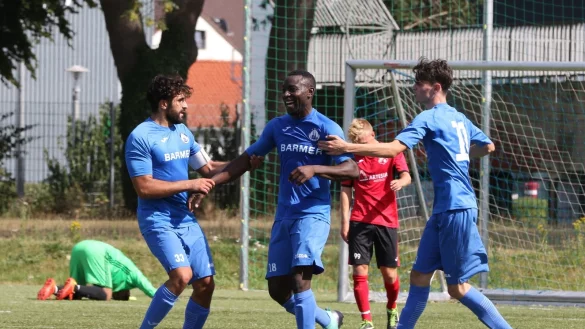 Jubel hier, Entt&auml;uschung dort: W&auml;hrend Saliou Abou (Mitte) von seinen Teamkameraden Zalem &Ouml;zmen (links) und Fabio Hildebrand begl&uuml;ckw&uuml;nscht wird, kauert Augustdorfs Torwart Sefik Kartal am Boden. Dessen Mannschaftskollege Nick Matthies senkt den Kopf. - &copy; Oliver K&ouml;nig