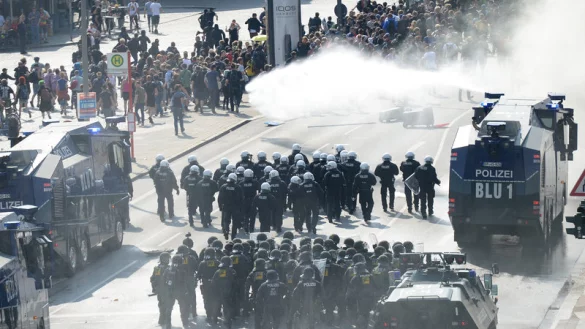 Die Polizei setzt in Hamburg nahe der Landungsbr&uuml;cken Wasserwerfer gegen Demonstranten ein. - &copy; dpa