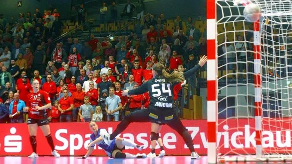 Blombergs Linksaußen Alexia Hauf überwindet Zwickaus Torhüterin Barbara Györi. - © Frank Kruczynski